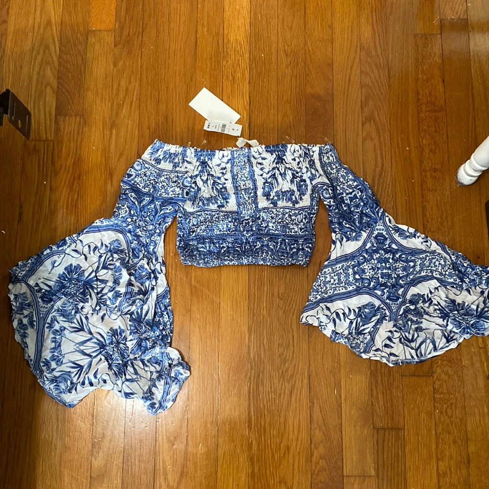 NWT Off the shoulder long sleeve crop top